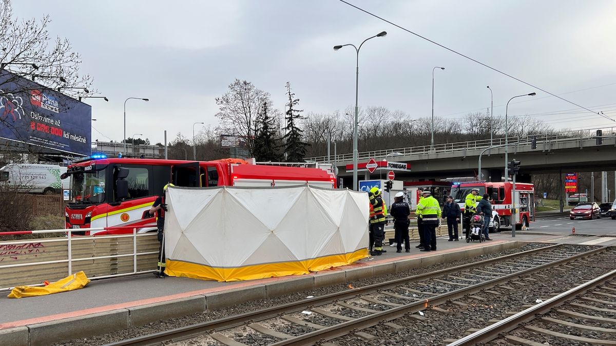 Tramvaj v pražském Motole srazila muže, ten na místě zemřel